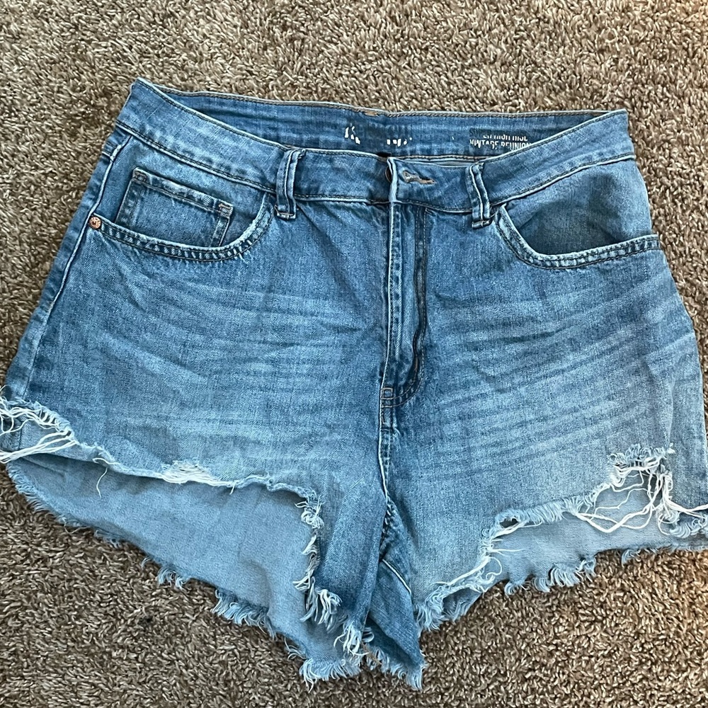 These are jeans shorts from the brand Rewash that are perfect for summer!